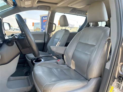 Used 2017 Toyota Sienna XLE Premium image 11