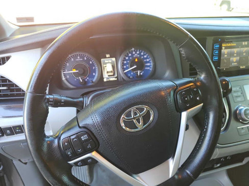 Used 2016 Toyota Sienna XLE Premium image 14