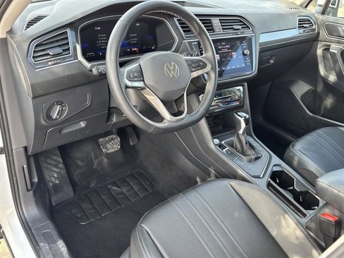 Used 2024 Volkswagen Tiguan SE image 10