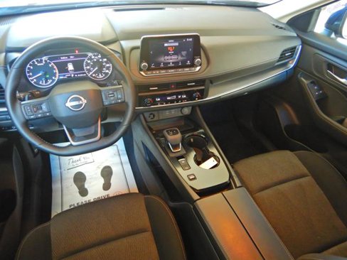Used 2025 Nissan Rogue SV image 2