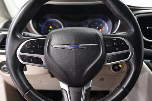 Used 2017 Chrysler Pacifica Touring-L image 29