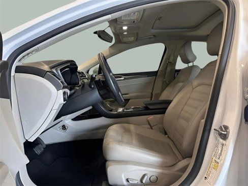 Used 2017 Ford Fusion SE w/ Fusion SE Technology Package image 11