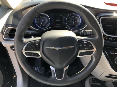 Used 2017 Chrysler Pacifica Touring image 25