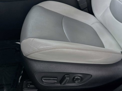 Used 2021 Toyota RAV4 XLE Premium image 17