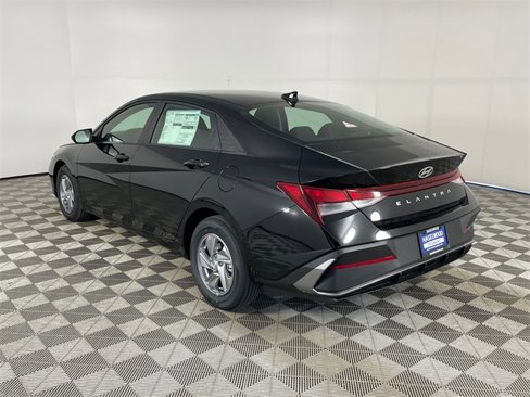 New 2025 Hyundai Elantra SE image 19