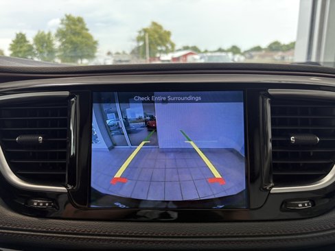 Used 2017 Chrysler Pacifica Limited image 18