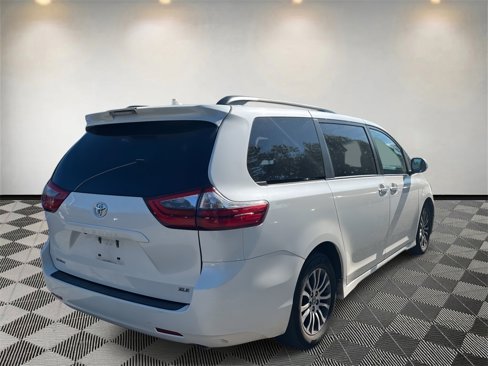 Used 2020 Toyota Sienna XLE image 3