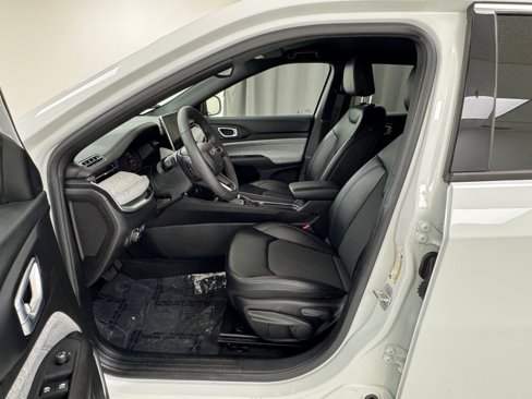 Used 2024 Jeep Compass Latitude image 10