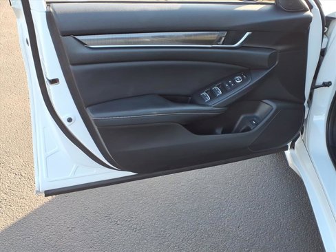 Used 2018 Honda Accord Sport image 17