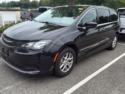 Used 2022 Chrysler Voyager LX image 1