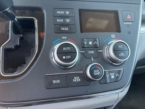 Used 2018 Toyota Sienna LE image 34