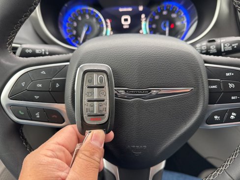 Used 2023 Chrysler Pacifica Touring-L image 51