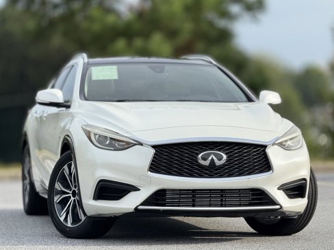 Used 2018 INFINITI QX30 image 3