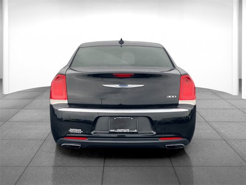 Used 2018 Chrysler 300 Touring L image 6