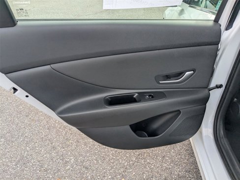 Used 2024 Hyundai Elantra Limited image 28
