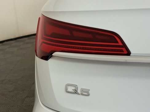 Used 2024 Audi Q5 2.0T Premium w/ Convenience Package image 10