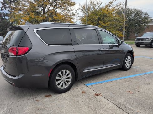 Used 2019 Chrysler Pacifica Touring-L image 3