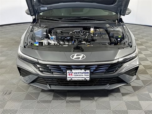 New 2025 Hyundai Elantra SE image 9