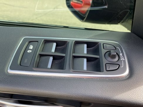 Used 2017 Jaguar F-PACE Premium image 29