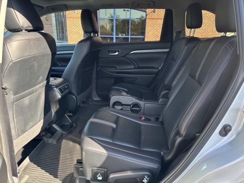 Used 2019 Toyota Highlander SE image 12