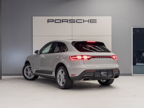 Certified 2022 Porsche Macan image 3