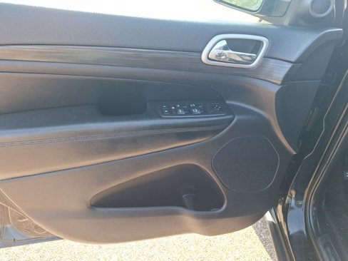 Used 2019 Jeep Grand Cherokee Laredo image 23