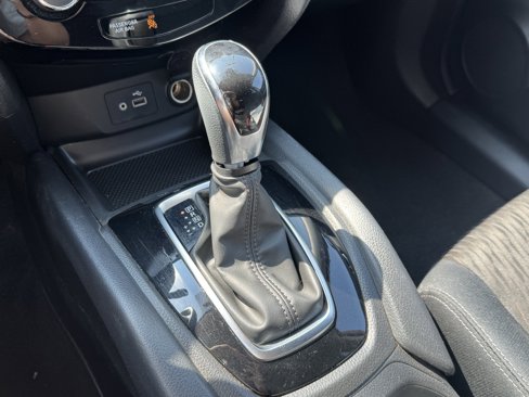 Used 2019 Nissan Rogue SV image 15