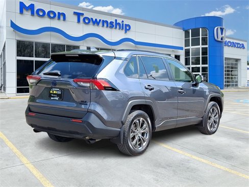 Used 2022 Toyota RAV4 XLE Premium image 6