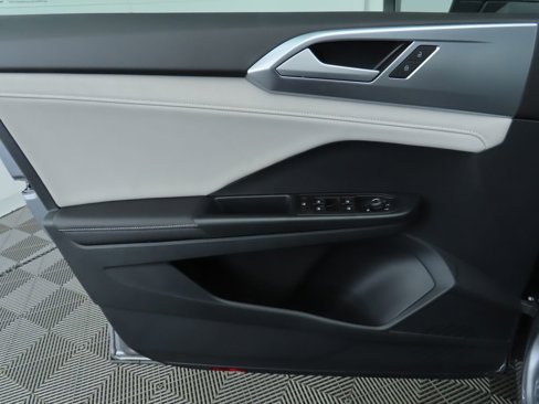 Certified 2025 Volkswagen Taos SE w/ Black Wheel Package image 25