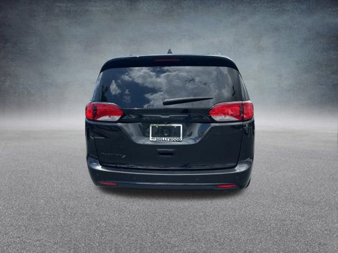 Used 2019 Chrysler Pacifica Touring-L Plus w/ Advanced Safetytec Group image 5