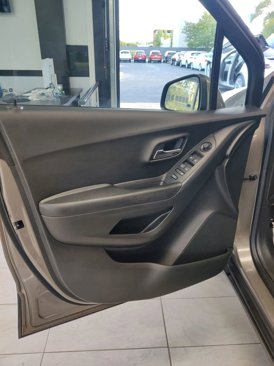 Used 2021 Chevrolet Trax LT w/ LT Convenience Package image 17