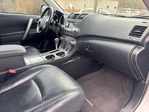 Used 2011 Toyota Highlander SE image 25