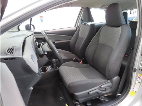 Used 2015 Toyota Yaris L image 7