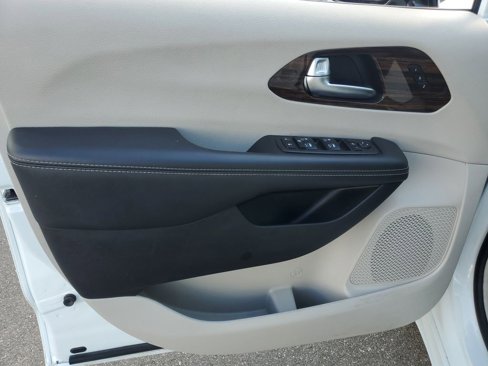 Used 2023 Chrysler Pacifica Limited image 19