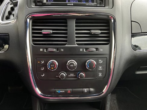 Used 2019 Dodge Grand Caravan SXT w/ Blacktop Package image 18