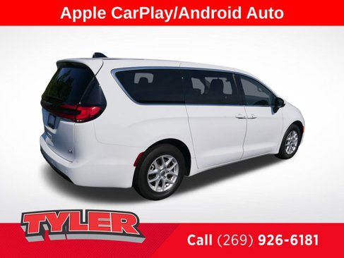 Used 2023 Chrysler Pacifica Touring-L image 8