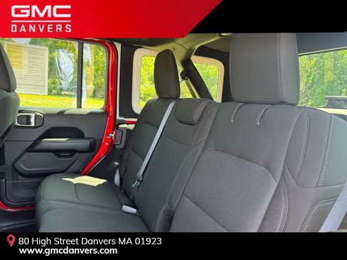 Used 2018 Jeep Wrangler Unlimited Sahara w/ Cold Weather Group image 21