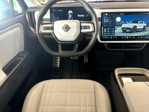 Used 2025 Rivian R1S Premium image 17