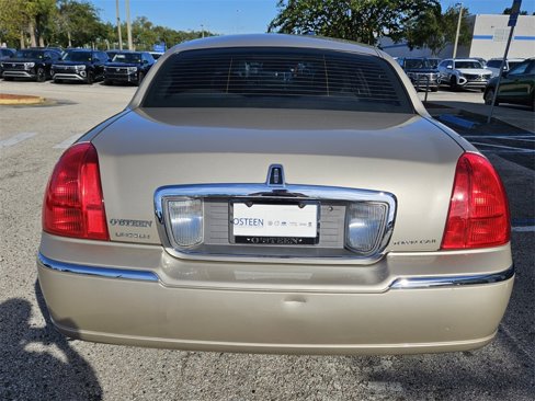 Used 2008 Lincoln Town Car Signature Limited image 10