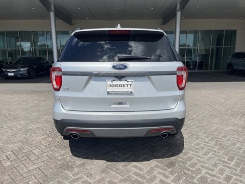 Used 2017 Ford Explorer XLT w/ Equipment Group 202A image 6