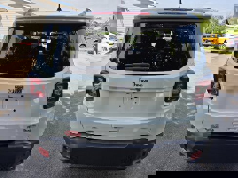 Used 2018 Jeep Renegade Latitude image 4