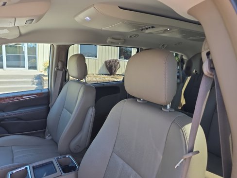Used 2011 Chrysler Town & Country Touring-L w/ Driver Convenience Group image 18