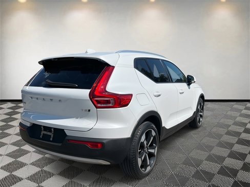 Used 2021 Volvo XC40 T5 Momentum w/ Premium Package image 3