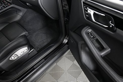 Certified 2025 Porsche Macan image 24