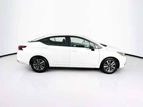 Used 2022 Nissan Versa SV image 10