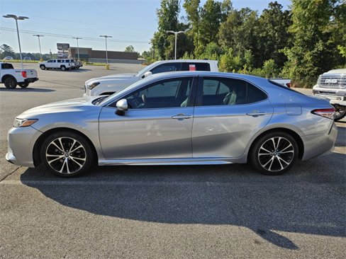 Used 2018 Toyota Camry SE image 4
