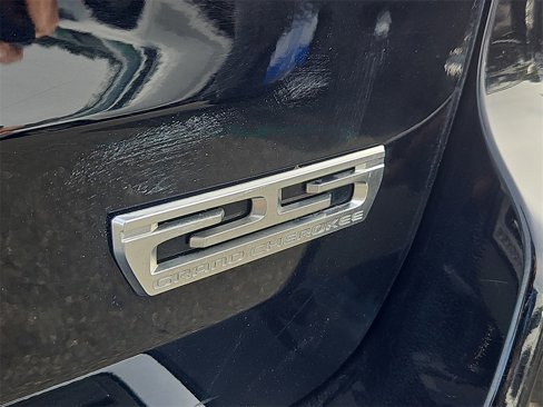 Used 2018 Jeep Grand Cherokee Limited image 12