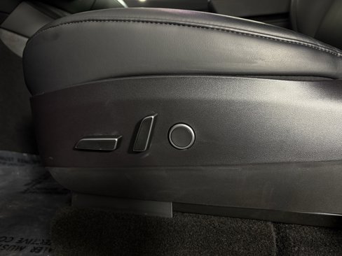 Used 2022 Tesla Model Y Long Range image 11