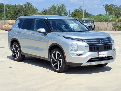 Used 2022 Mitsubishi Outlander SE image 3