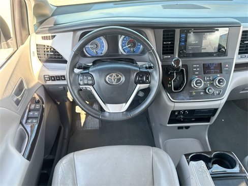 Used 2017 Toyota Sienna XLE Premium image 14